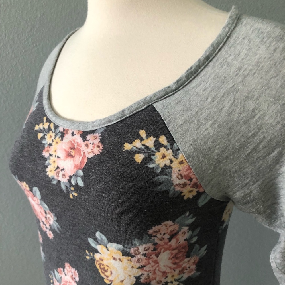 Threads Studio Floral High-Low Raglan T-Shirt Blouse - Picture 3 of 16